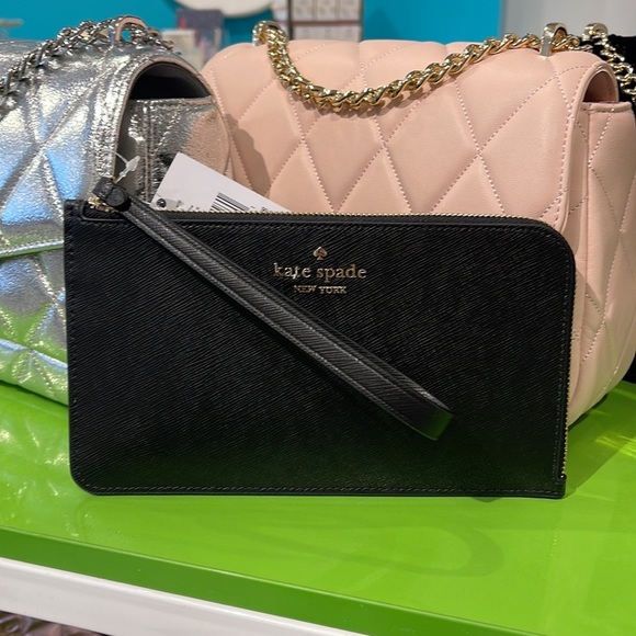 Kate Spade Lucy Medium L-Zip Wristlet
COLOR:
Black (Non Glitter)
NWT - Picture 8 of 16